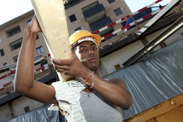 Jovem africano que trabalha no canteiro de obras — Fotografia de Stock