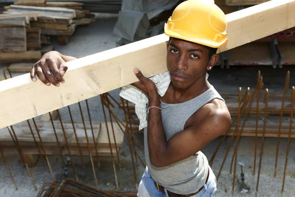 Jovem africano que trabalha no canteiro de obras — Fotografia de Stock