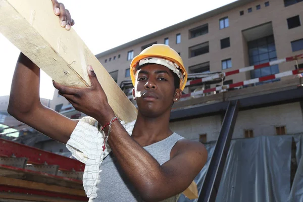 Unga afrikanska man som arbetar på byggarbetsplatsen — Stockfoto