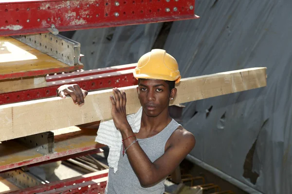 Jonge Afrikaanse man aan het werk in de bouwplaats — Stockfoto