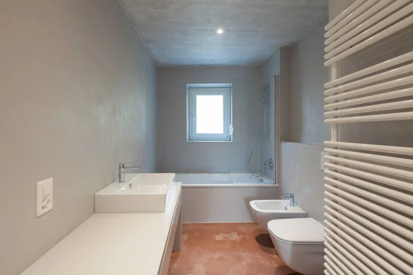 Сучасна ванна кімната з ванною — стокове фото