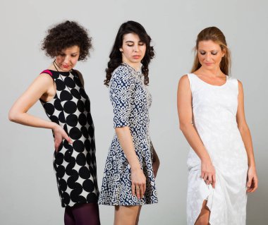 Beyaz arkaplandaki kızlar