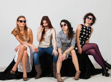 Dört güzel kadın poz