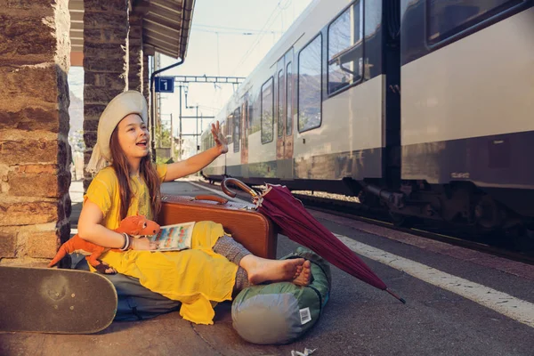 Menina esperando o trem — Fotografia de Stock
