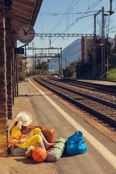 Menina esperando o trem — Fotografia de Stock