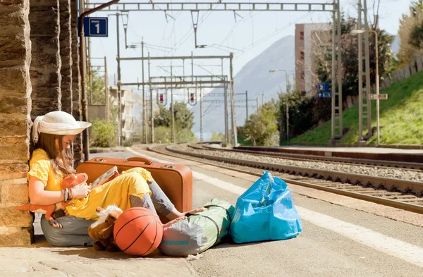 Petite fille attendant le train dans une gare déserte, été — Photo