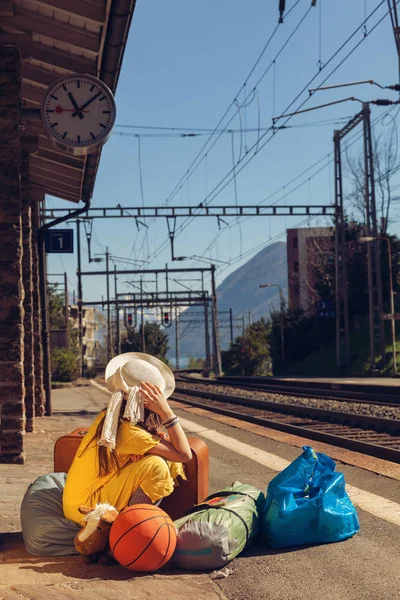 Menina esperando o trem — Fotografia de Stock