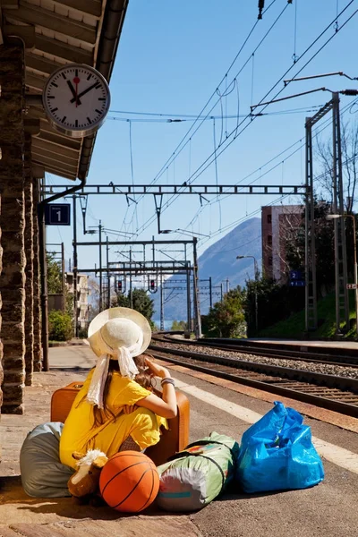 Kleines Mädchen wartet in einem verlassenen Bahnhof auf den Zug, Sommer — Stockfoto