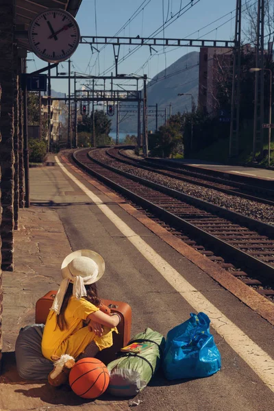 Niña esperando el tren — Foto de Stock