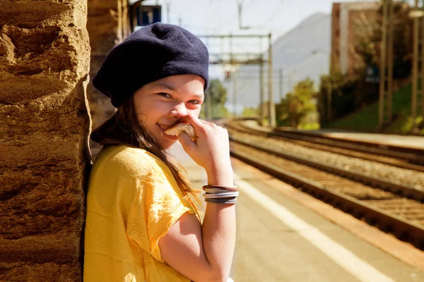 Liten flicka väntar på tåget i en övergiven station, sommaren — Stockfoto