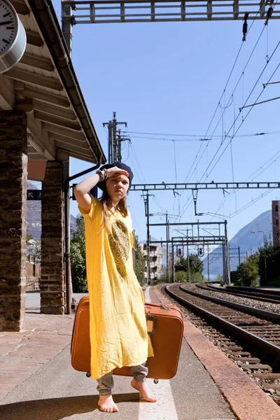 Kleines Mädchen wartet in einem Bahnhof auf den Zug — Stockfoto