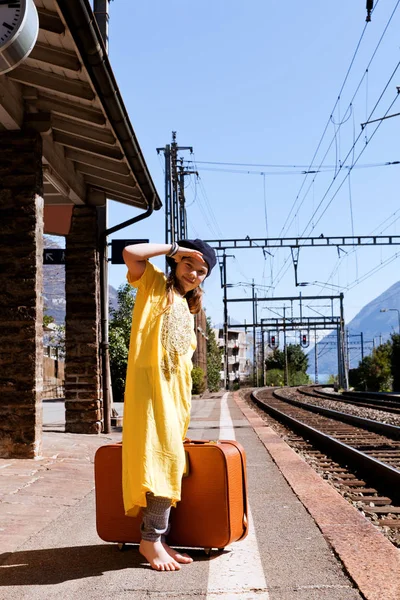 Niña esperando el tren en una estación — Foto de Stock