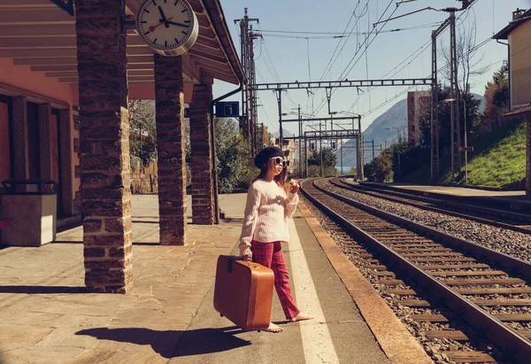 Kleines Mädchen wartet auf den Zug — Stockfoto