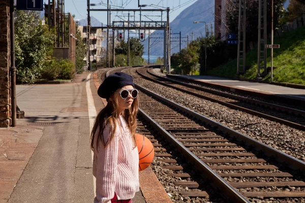 小女孩在一个废弃的车站等火车, 夏天 — 图库照片
