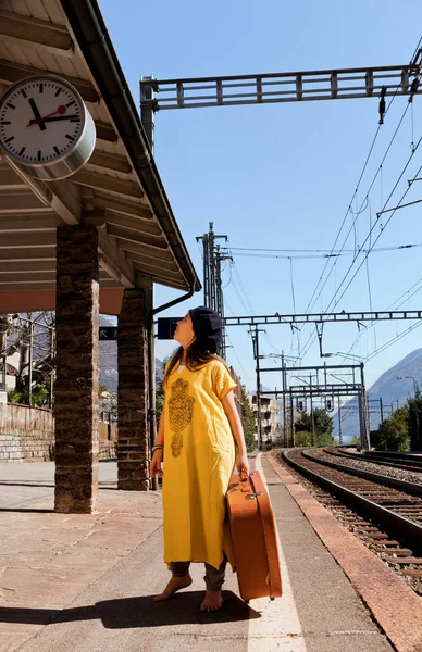 Kleines Mädchen wartet in einem Bahnhof auf den Zug — Stockfoto