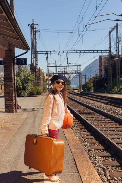 電車を待っている少女 — ストック写真