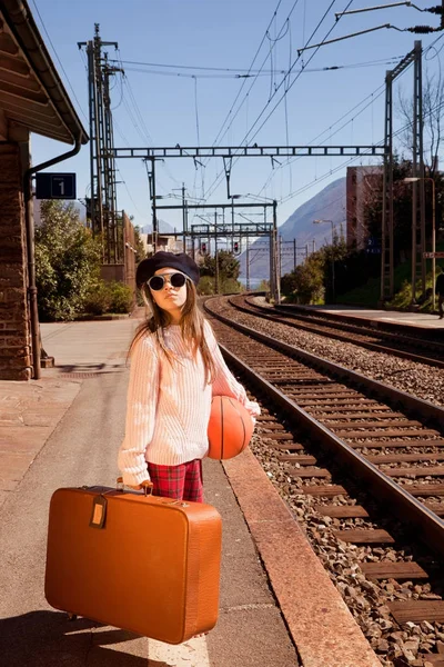 Menina esperando o trem em uma estação deserta, verão — Fotografia de Stock