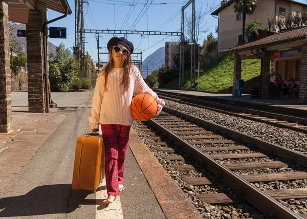 電車を待っている少女 — ストック写真