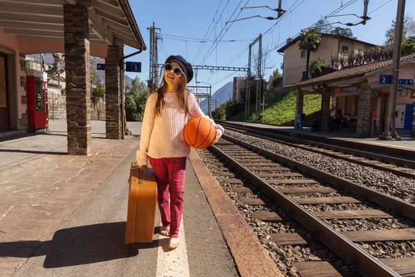 電車を待っている少女 — ストック写真