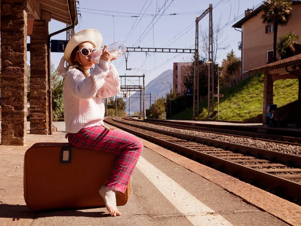 Niña esperando el tren en una estación desierta, verano — Foto de Stock