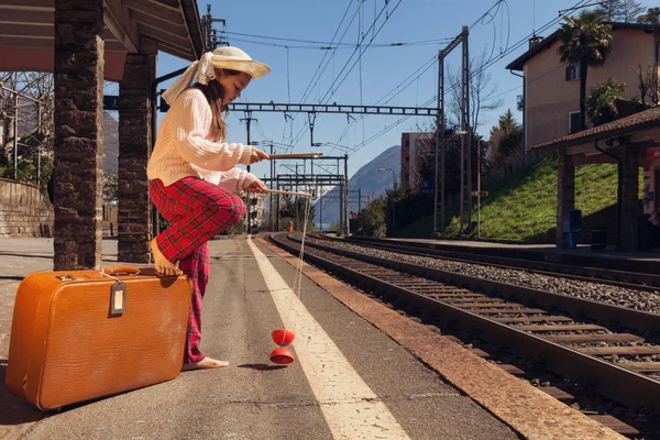 電車を待っている少女 — ストック写真