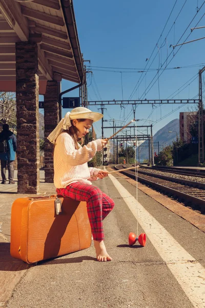 Kleines Mädchen wartet auf den Zug — Stockfoto