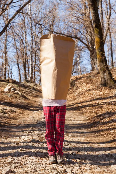 Niño con lotes cubriendo su cabeza, al aire libre — Foto de Stock