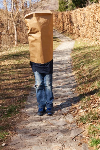 Niño con lotes cubriendo su cabeza, al aire libre — Foto de Stock