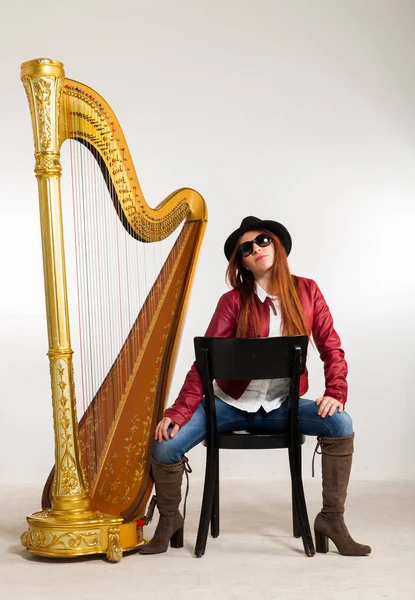Mujer con instrumento musical — Foto de Stock
