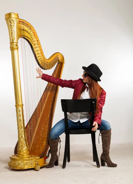 Mujer con instrumento musical — Foto de Stock