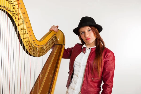 Mujer con instrumento musical — Foto de Stock