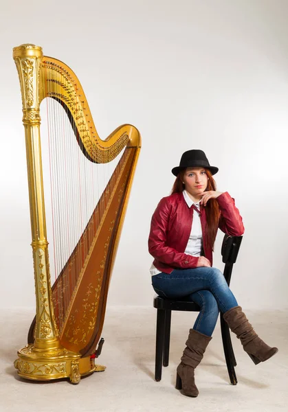 Mujer con instrumento musical — Foto de Stock