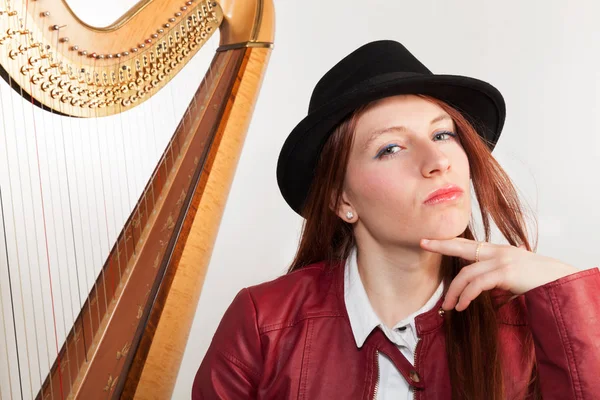 Mujer con instrumento musical — Foto de Stock