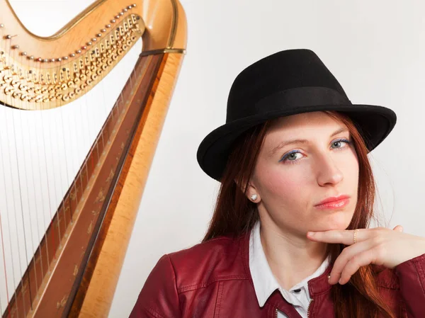 Mujer con instrumento musical — Foto de Stock