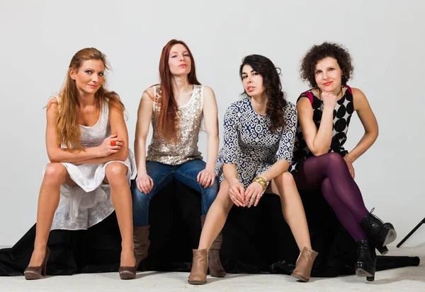 Fyra vackra kvinnor posera — Stockfoto