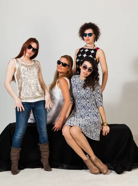 Fyra vackra kvinnor — Stockfoto