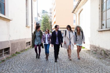 Cadde boyunca beş müzisyenler yürüyüş