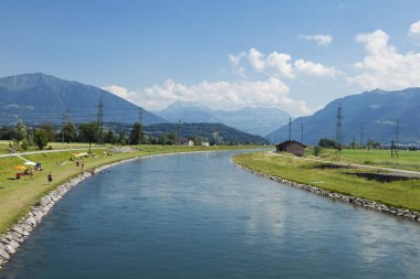 Büyük İsviçre vadi boyunca nehir geçiyor