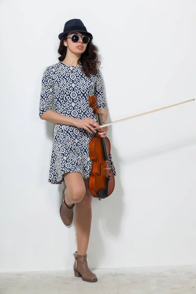 Mujer joven con gafas oscuras y violín — Foto de Stock