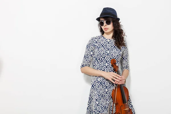 Mujer joven con gafas oscuras y un violín en la mano —  Fotos de Stock