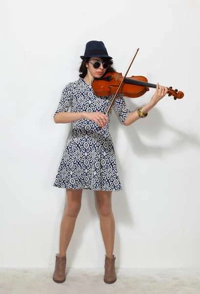 어두운 안경와 바이올린 젊은 여자 — 스톡 사진