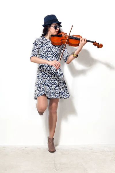 Mujer joven con gafas oscuras y un violín en la mano — Foto de Stock
