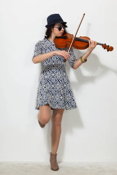 Mujer joven con gafas oscuras y violín — Foto de Stock