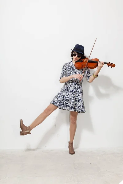 Mujer joven con gafas oscuras y un violín en la mano — Foto de Stock