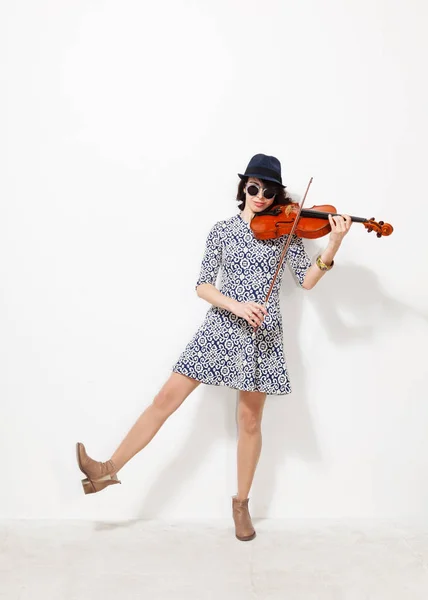 Mujer con instrumento musical — Foto de Stock