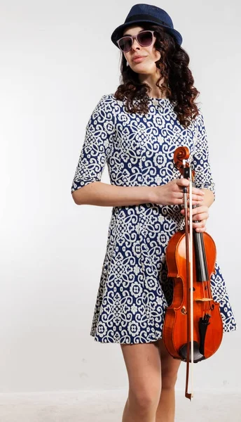 Mujer con instrumento musical — Foto de Stock