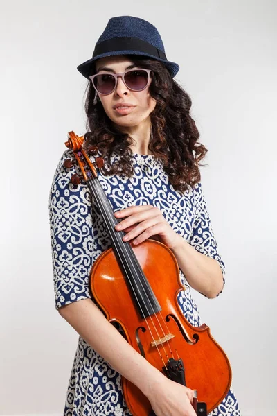 Жінка з музичним інструментом — стокове фото