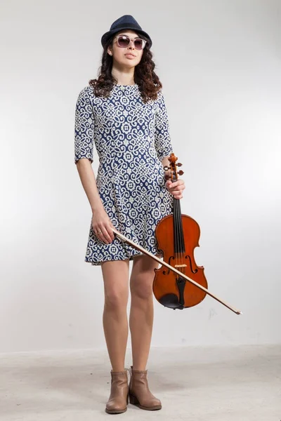 Mujer con instrumento musical — Foto de Stock