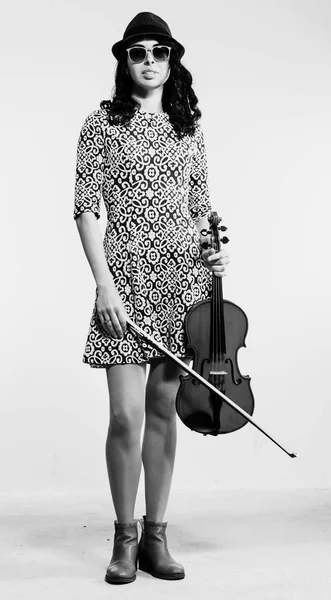 Mujer con instrumento musical —  Fotos de Stock