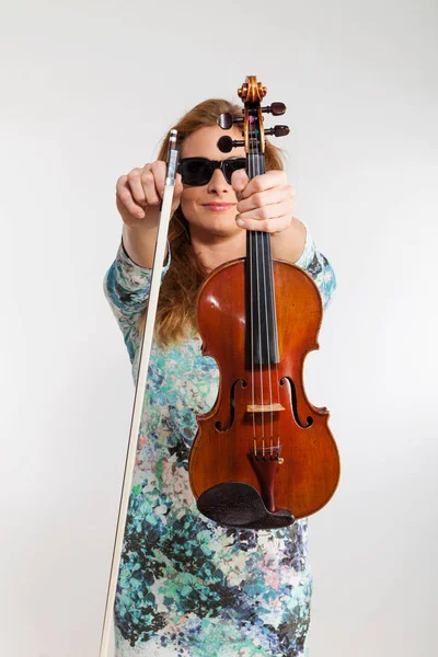 Женщина с музыкальным инструментом — стоковое фото